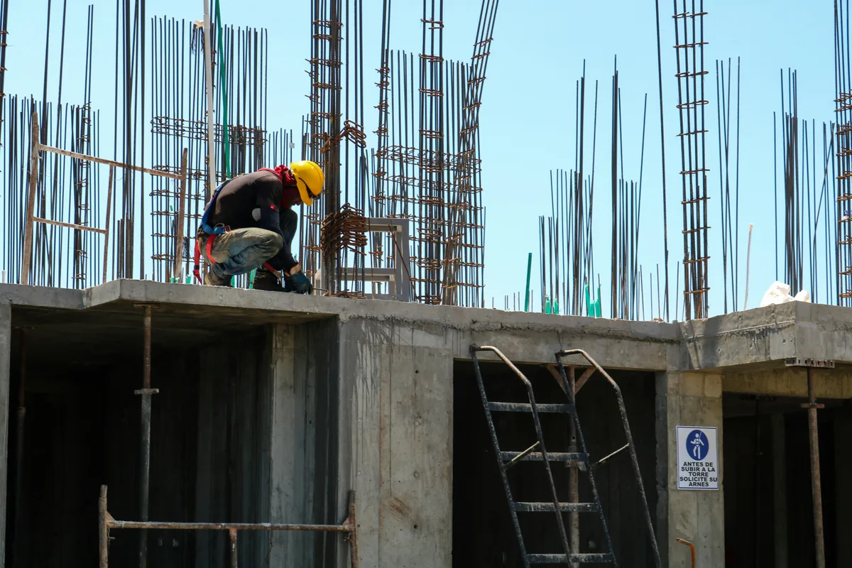 Neubauprojekt mit klar gegliederter Fassade im Rohbau
