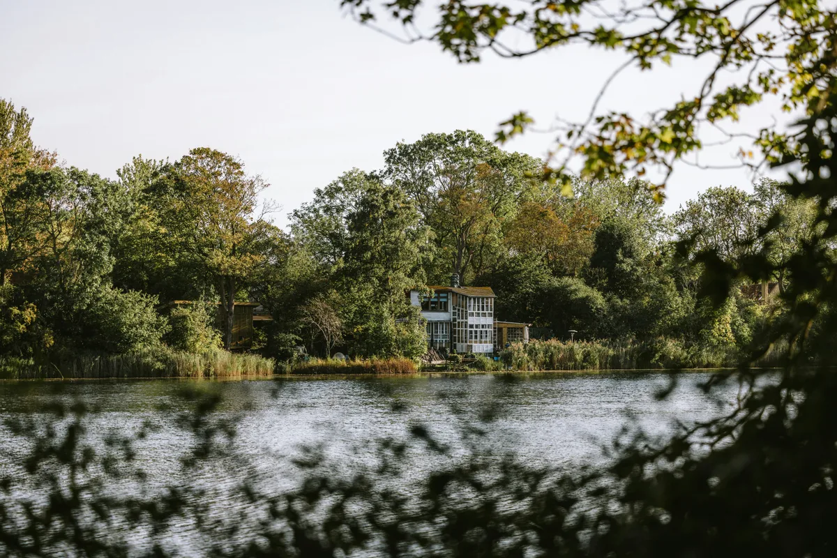 Wohnhaus am See mit großzügiger Verglasung zum Wasser