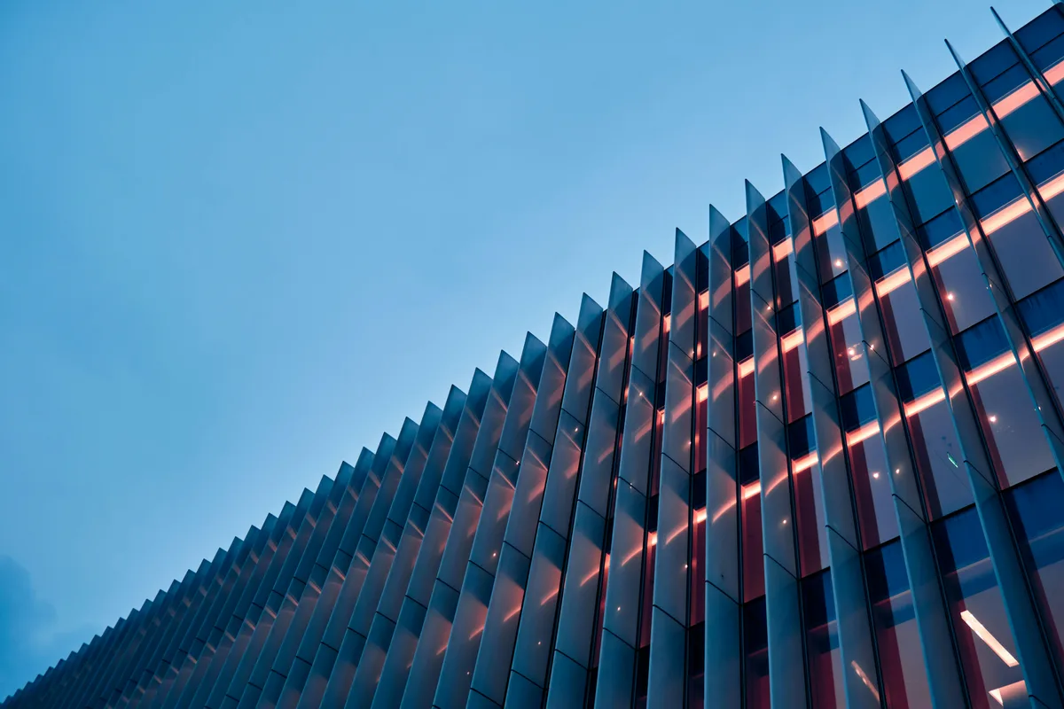 Bürohaus in der Innenstadt mit gerasterter Fassade