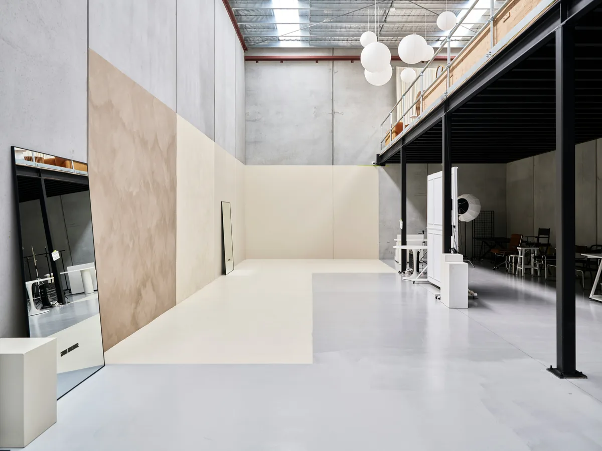 Loft-Umbau mit sichtbaren Stützen und offenem Wohnraum