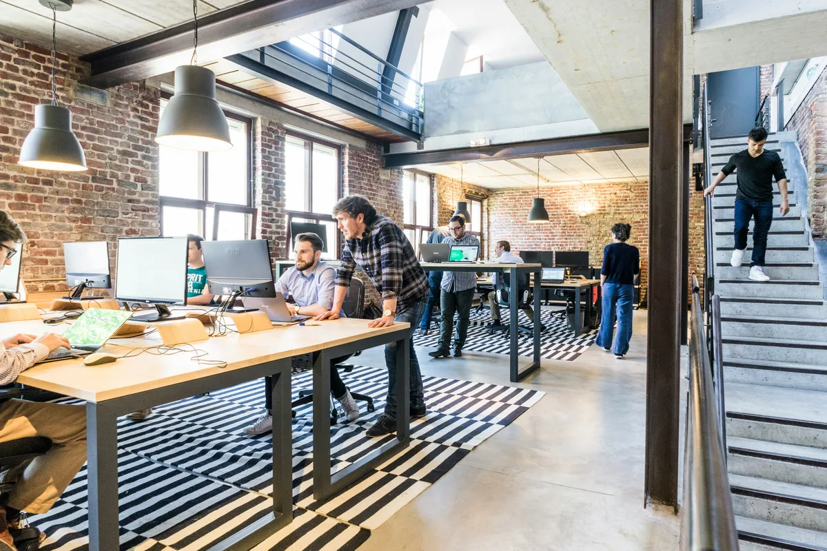 Team von Architektinnen und Architekten im Büro bei der Besprechung