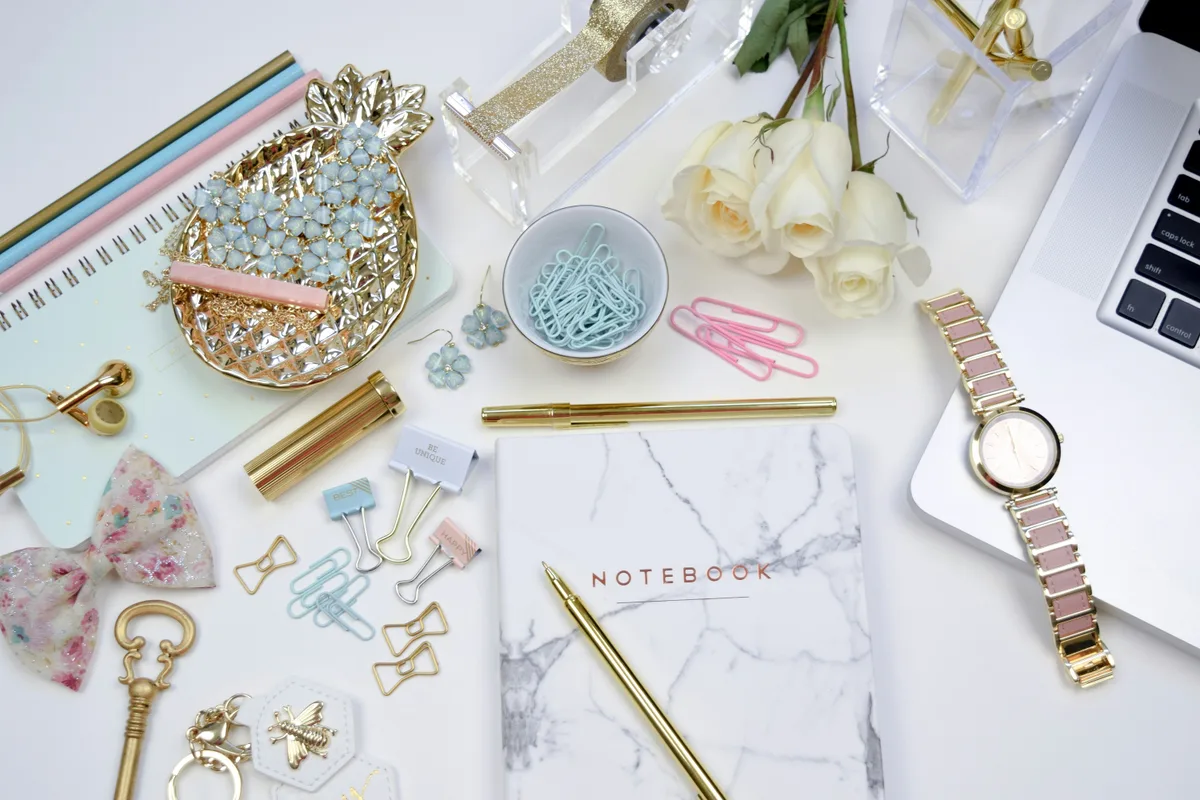 Modische Accessoires als Flatlay mit Tuch, Tasche und Schmuck