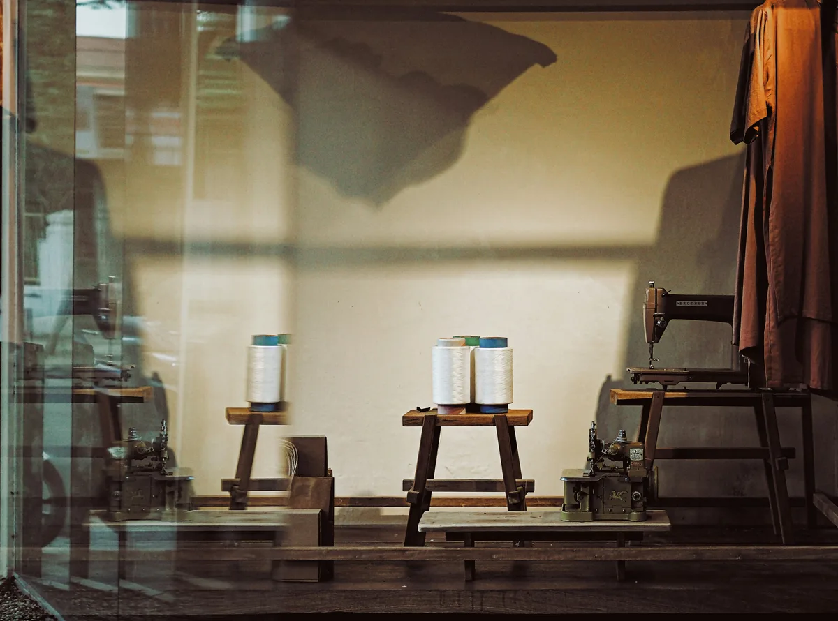 Blick ins Atelier von Atelier Linden mit Nähplätzen und Stoffbahnen