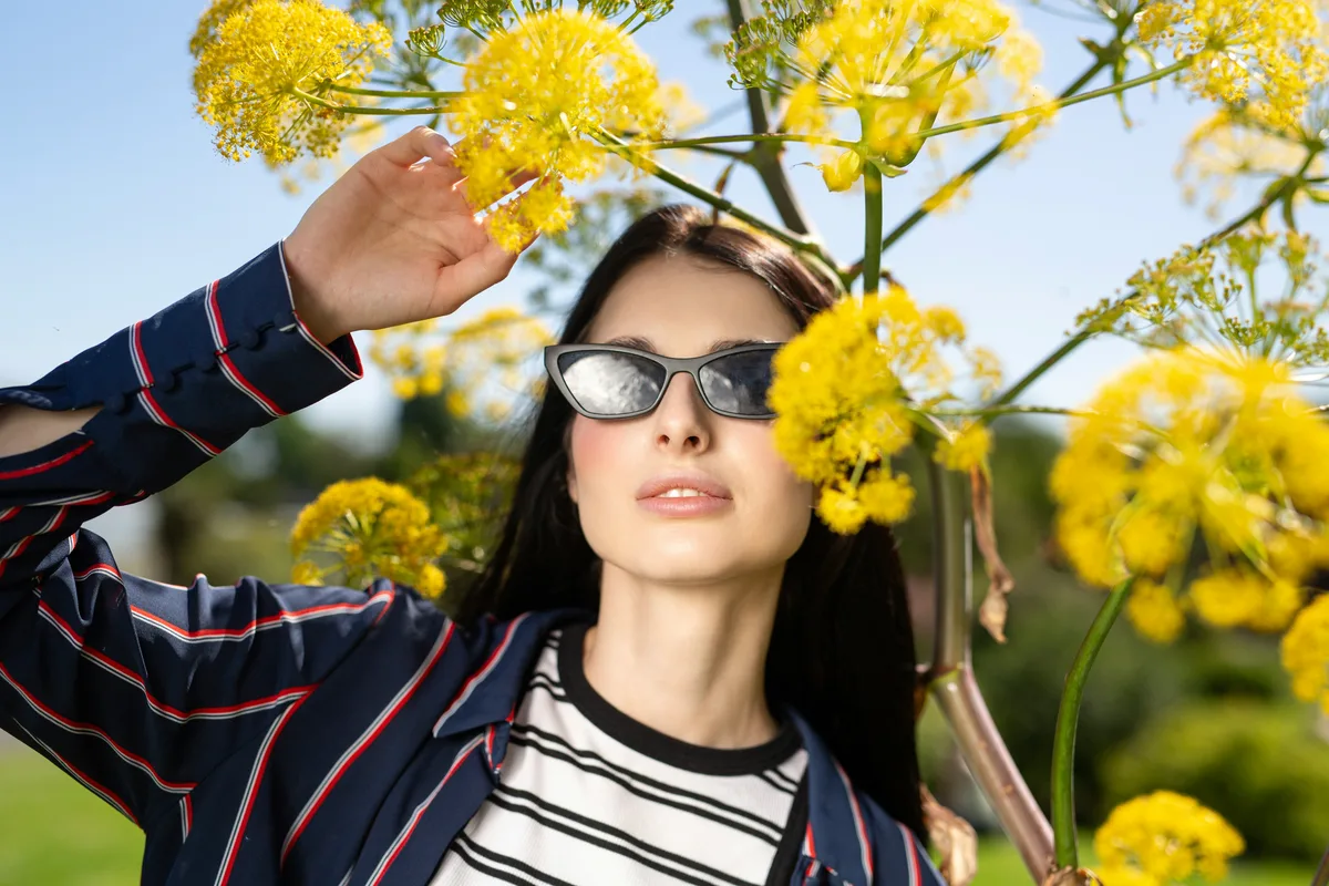 Frühlingsmode mit leichtem Kleid auf einem Model im Freien