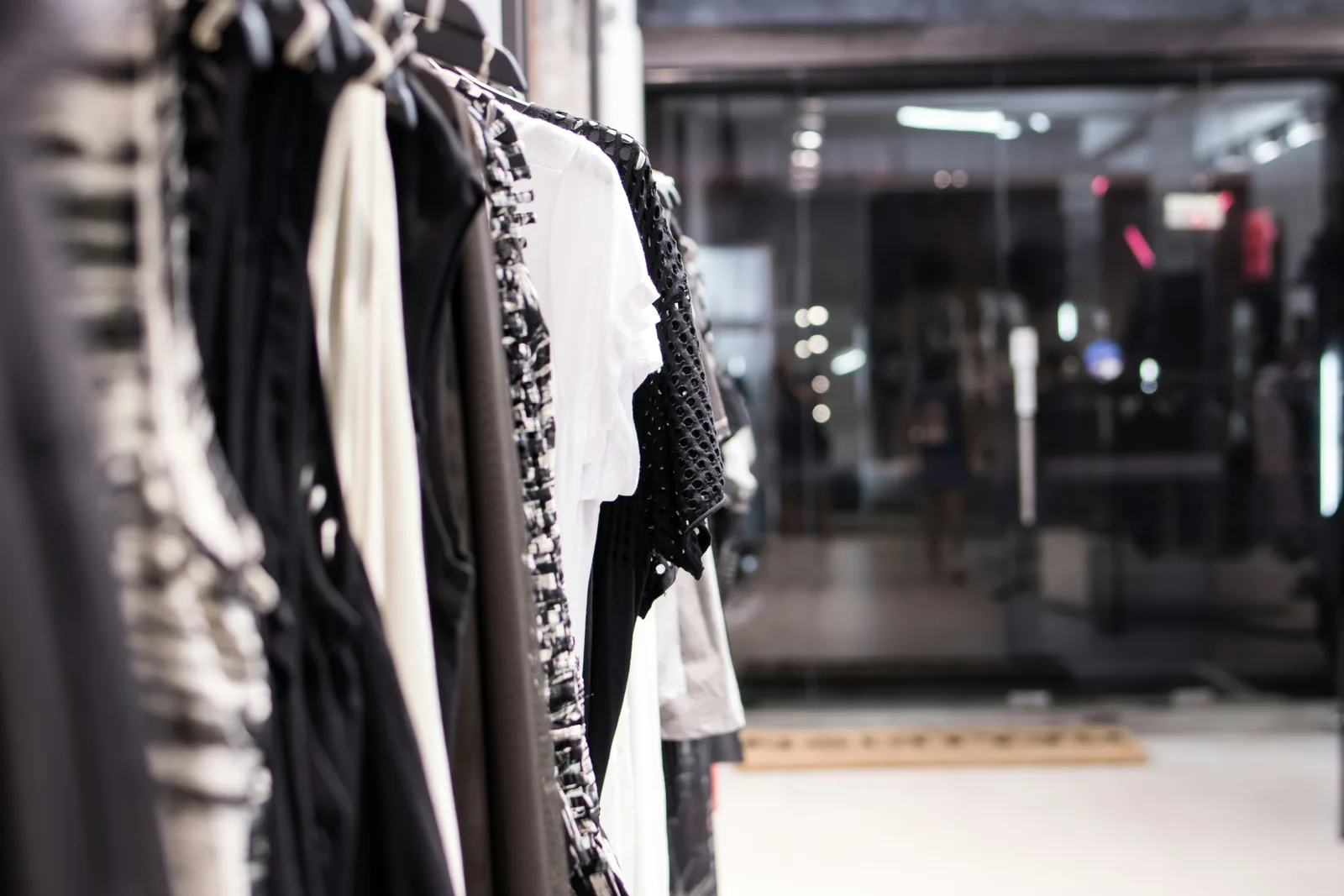 Elegante Boutique von Atelier Linden mit Kleiderstangen im warmen Licht