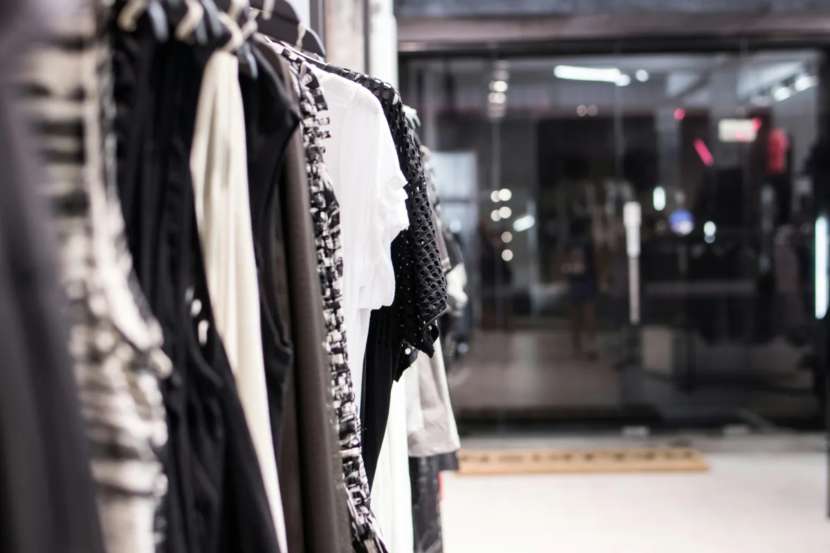 Kleiderstange mit sorgfältig ausgewählter Mode in der Boutique