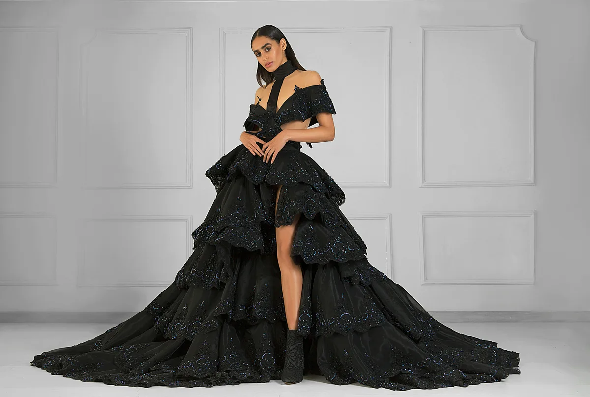 Elegantes Abendkleid in dunklem Ton auf einem Model
