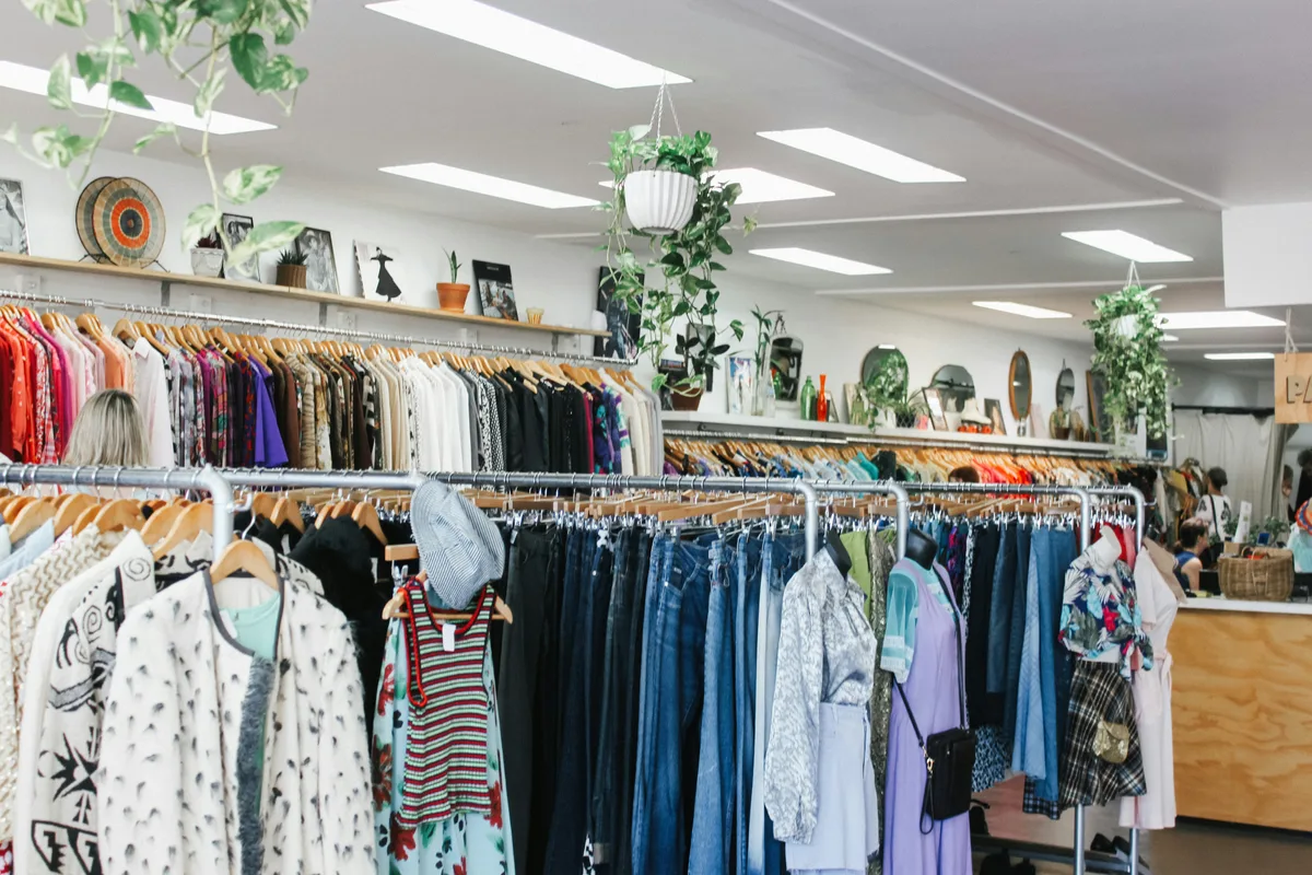 Team von Atelier Linden in der Boutique bei der Arbeit