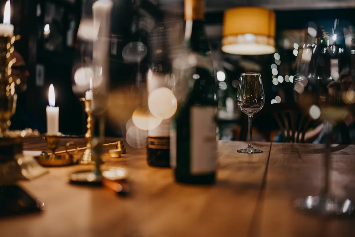 Weinbar mit Gläsern am Abend