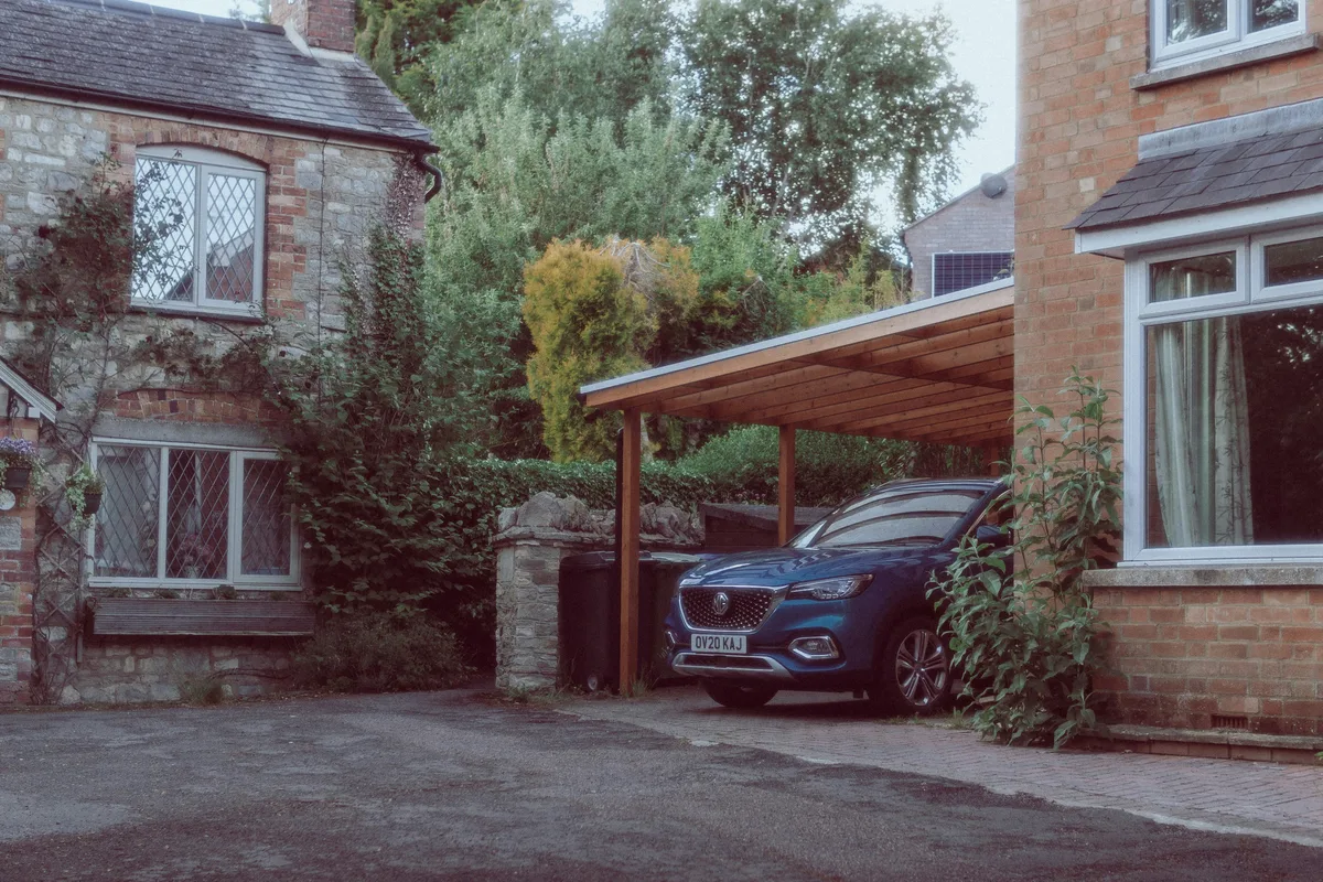 Freistehendes Holz-Carport mit Flachdach