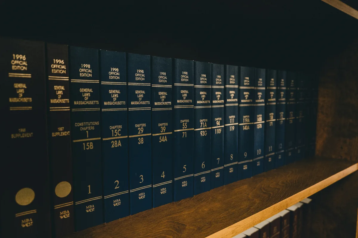 Juristische Fachbibliothek mit Gesetzbüchern