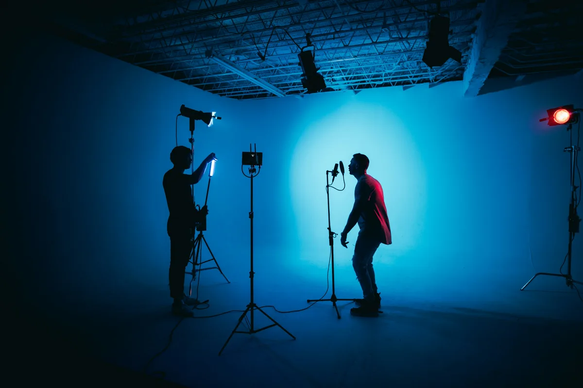 Fotograf mit Kamera im Studio