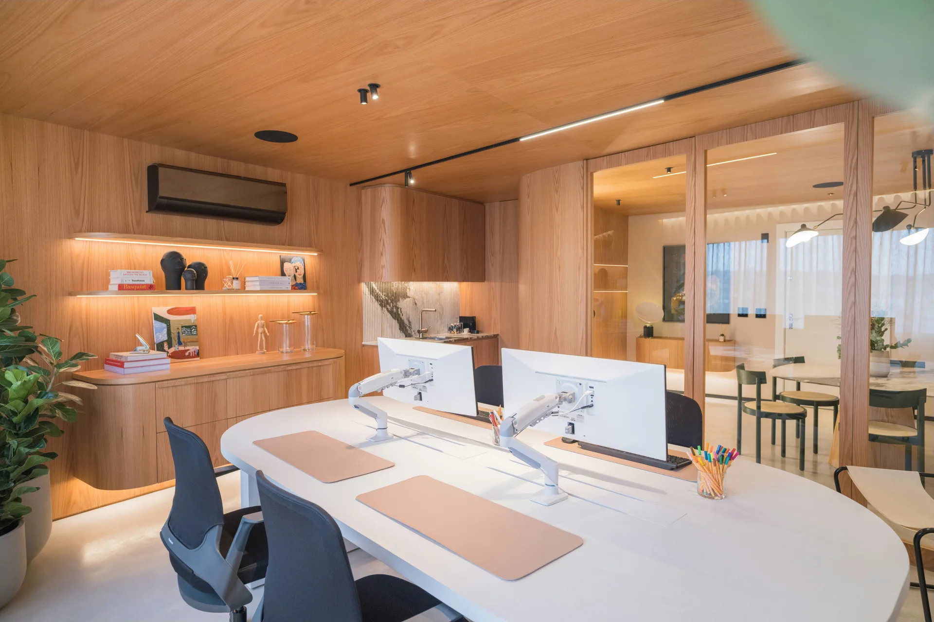 Heller Studio-Arbeitsplatz mit Entwürfen